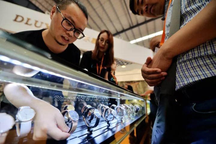 石材做得比紙薄，能彎曲還能制成手表