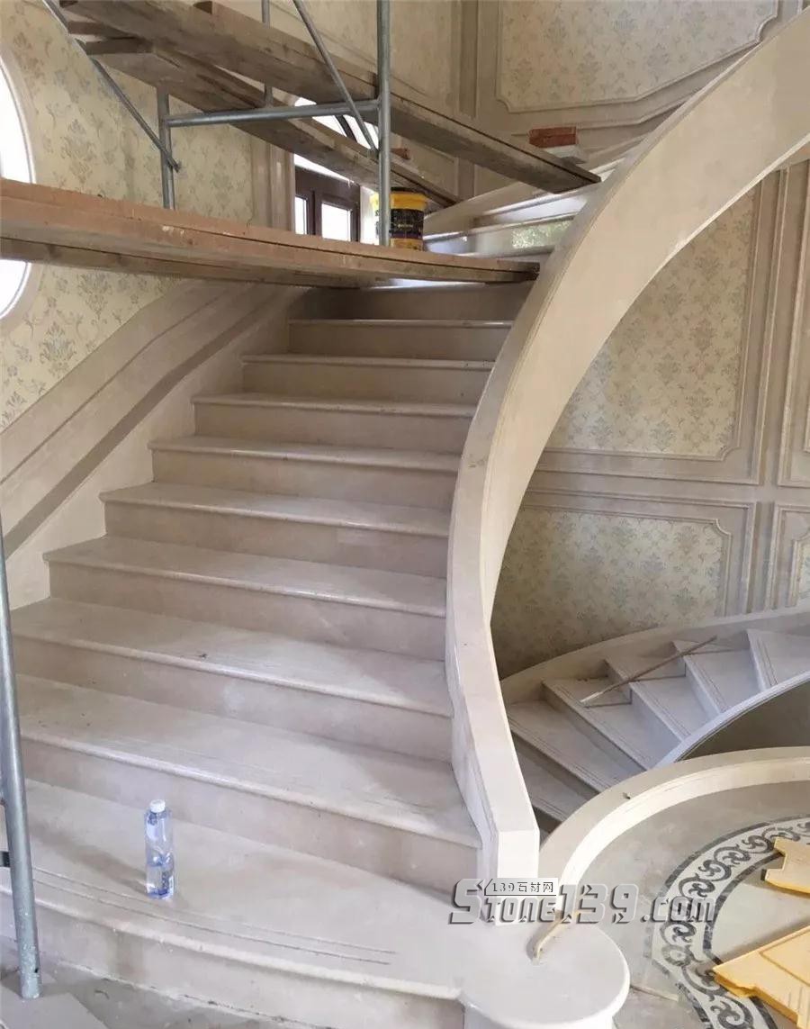 旋轉(zhuǎn)樓梯用石材裝飾的裝修施工現(xiàn)場(chǎng) 為什么旋轉(zhuǎn)樓梯一定要用石材?