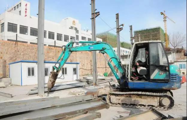 山東青島嶗山區中韓街道6000平石材廠被拆除，清運石料2000噸