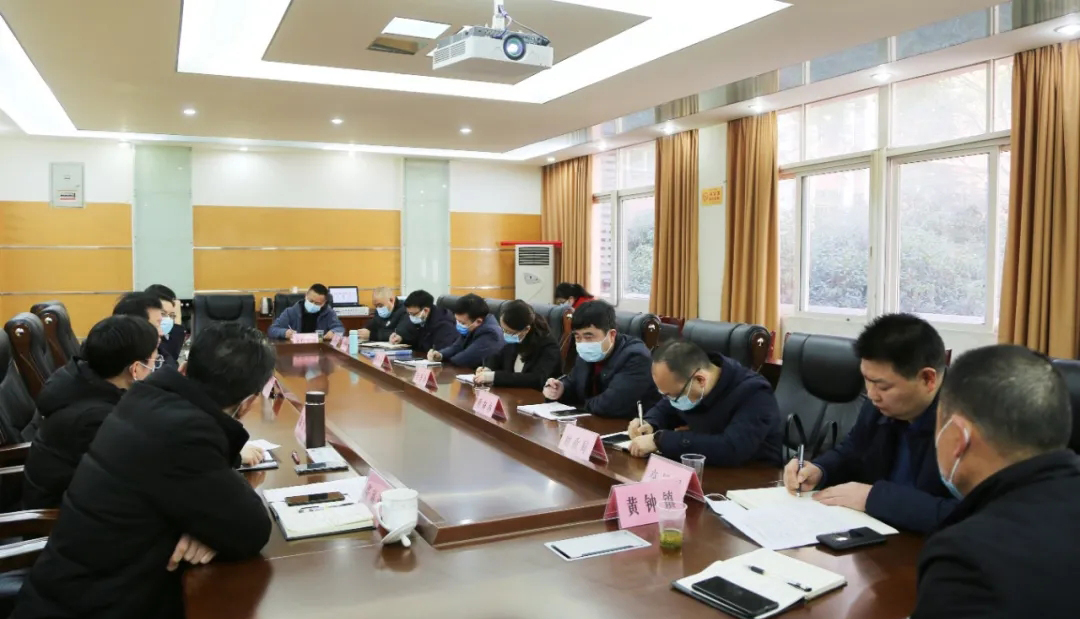四川達(dá)州萬(wàn)源市委書記吳曉勇主持召開(kāi)石材城道路建設(shè)專題會(huì)議
